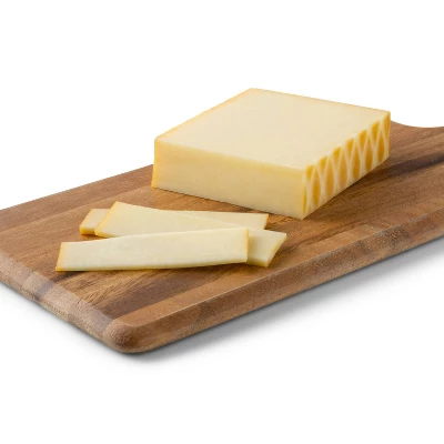 Cheddar Cheese With Smokey Notes - 7oz - Good & Gather™ 4 Cheddar Cheese With Smokey Notes - 7oz - Good & Gather™ - Image 2
